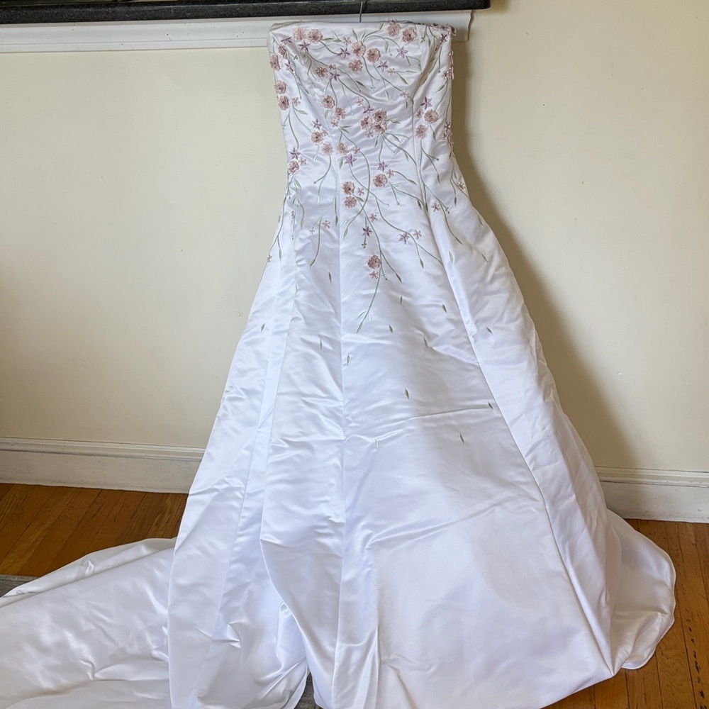 Elegant White Floral Wedding Dress